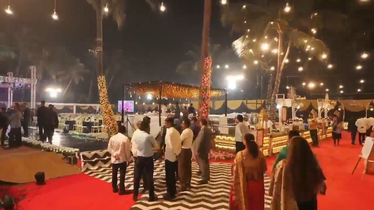 Lawn reception with red carpet